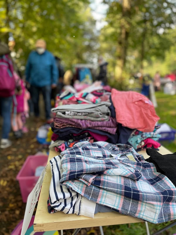 Flohmarkt - Verkaufsstand mit Kinderklamotten